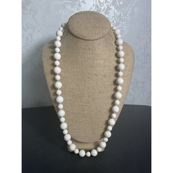 White Beaded Necklace With Alternating Graduated Beads & Screw Clasp - Picture 1 of 3
